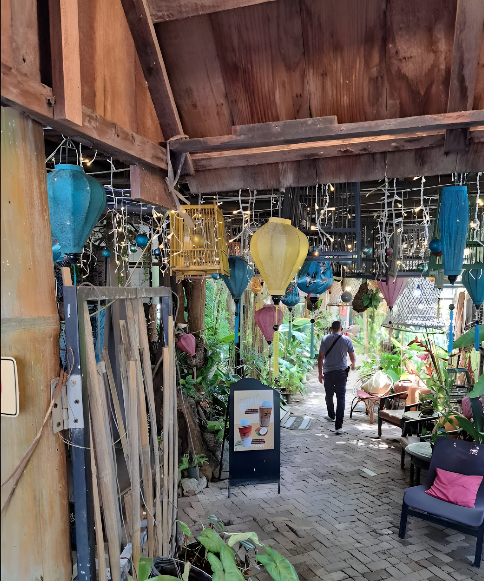 Hidden corner seating surrounded by plants